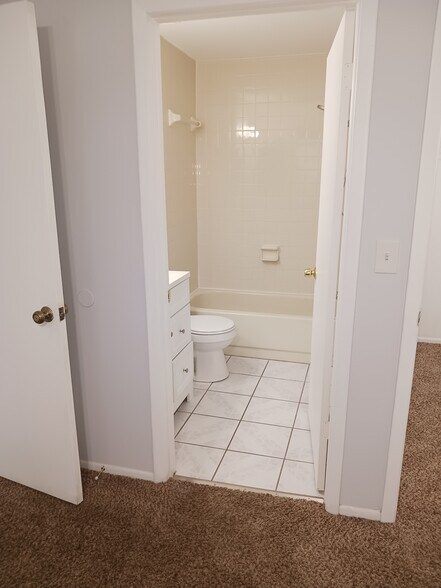 Master bathroom - 4004 Nestle Oaks Pl