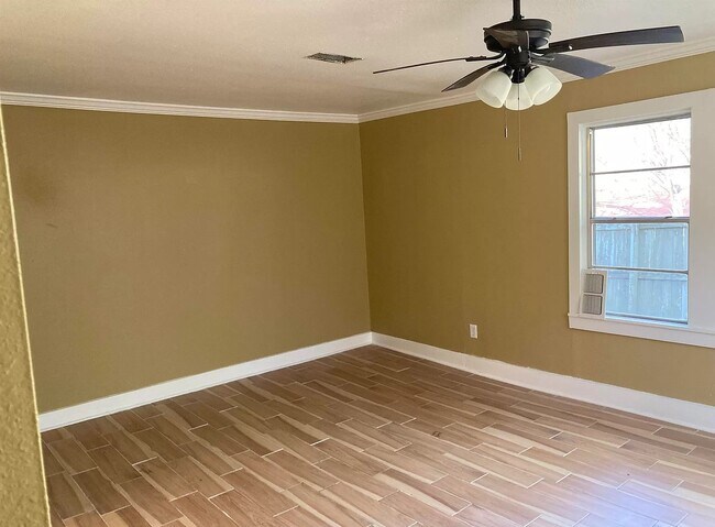 Building Photo - 504 E Bradford St