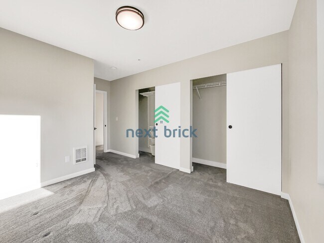 Building Photo - Luxury 1 Bed, 1 Bath Downtown Seattle Condo with City & Water Views