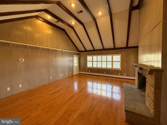 Building Photo - 9616 Burke View Ave