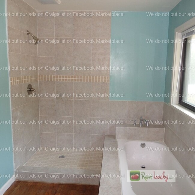 Building Photo - Cool & HUGE 5-Bedroom Home in Des Moines with Large Detached Shop/Garage!!