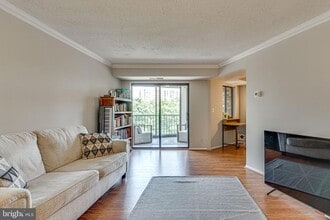 Building Photo - 5904 Mt Eagle Dr