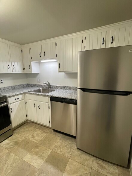 Building Photo - 300 WINDING Way