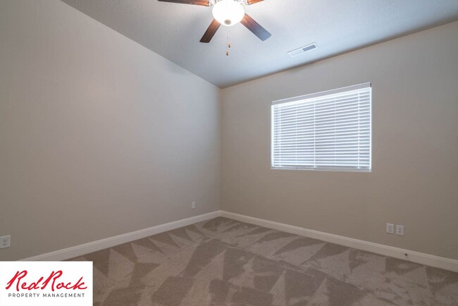 Building Photo - Townhome in Hurricane Heights!