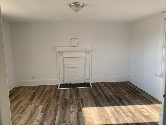 Building Photo - Gorgeous newly renovated apartment in Broo...