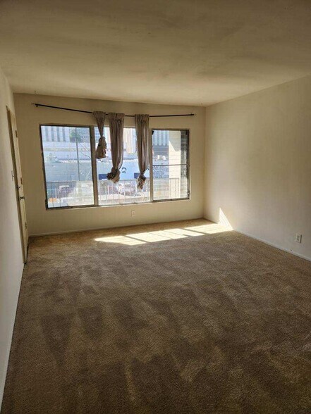 Building Photo - 539 S Serrano Ave