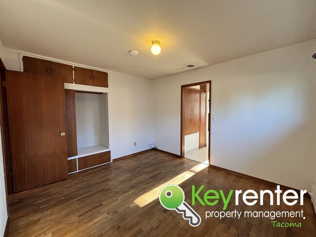 Building Photo - Charming 4-Bedroom Mid-Century Style Craft...