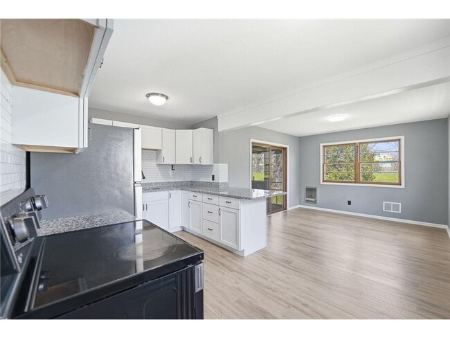 Building Photo - 1697 Rose Pl W