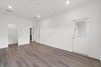 Building Photo - 212 Kara Lake Dr