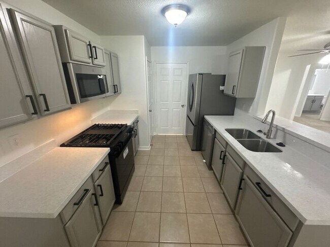 Building Photo - Spacious Hockley Home with Attached 2-Car ...