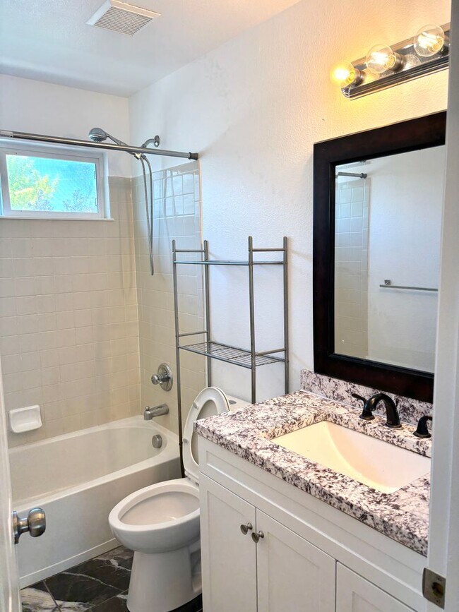 Building Photo - Beautiful 3bd, 3 bath single family home bedroom for rent in Aurora 80016