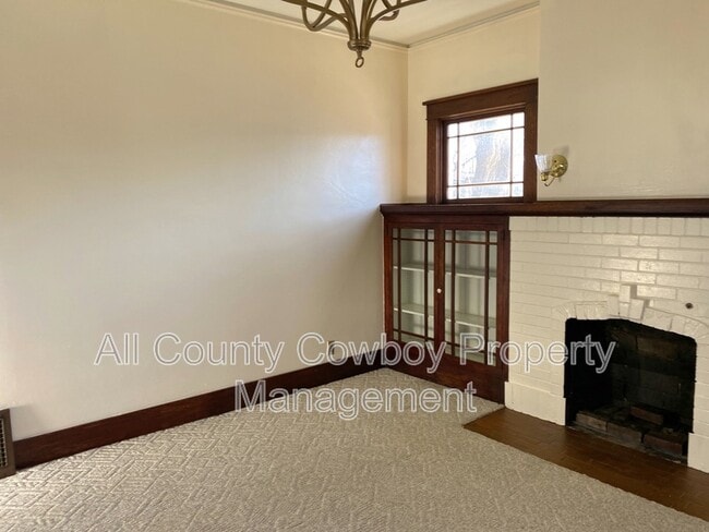 Building Photo - 623 E Lewis St