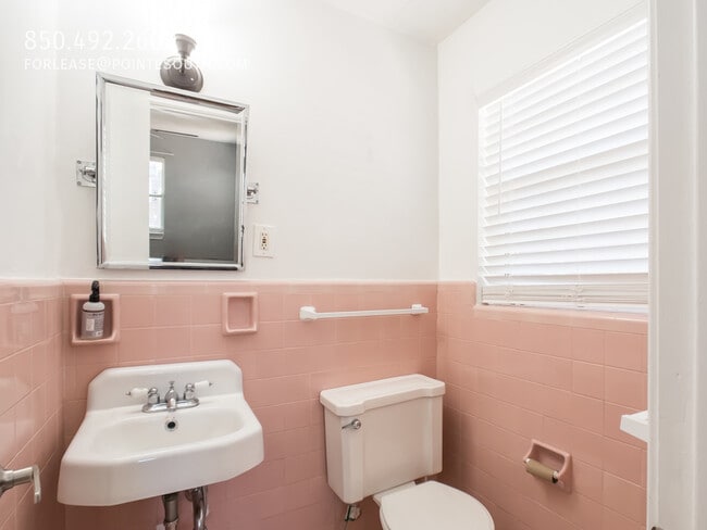 Building Photo - 1102 E Texar Dr