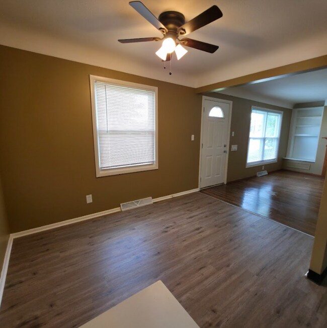 Building Photo - Single Family Home 3 beds 1 bath Available...
