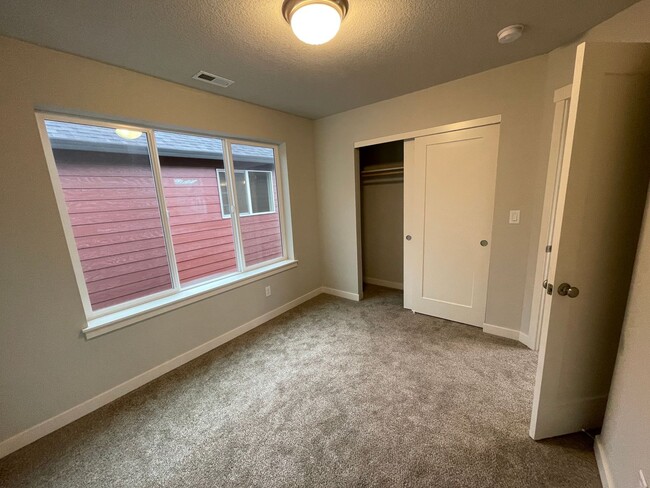 Building Photo - Modern 3b/2ba Energy Star Certified Home I...