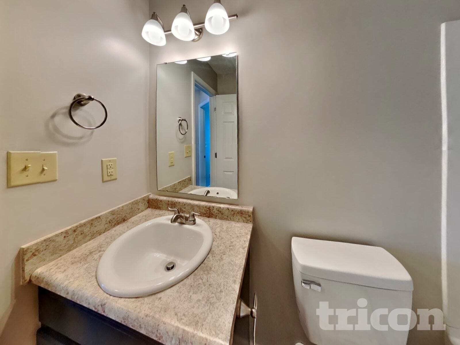 Building Photo - 1806 12 Oaks Dr