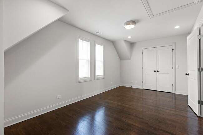 Building Photo - 3123 N California Ave