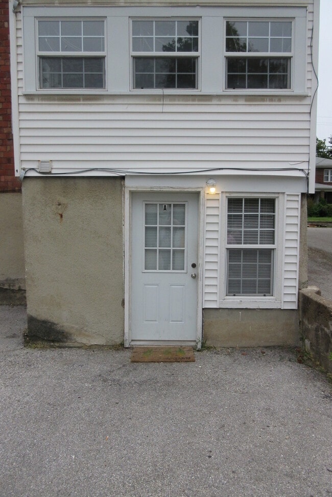 Building Photo - 1504 Rosemary Ln