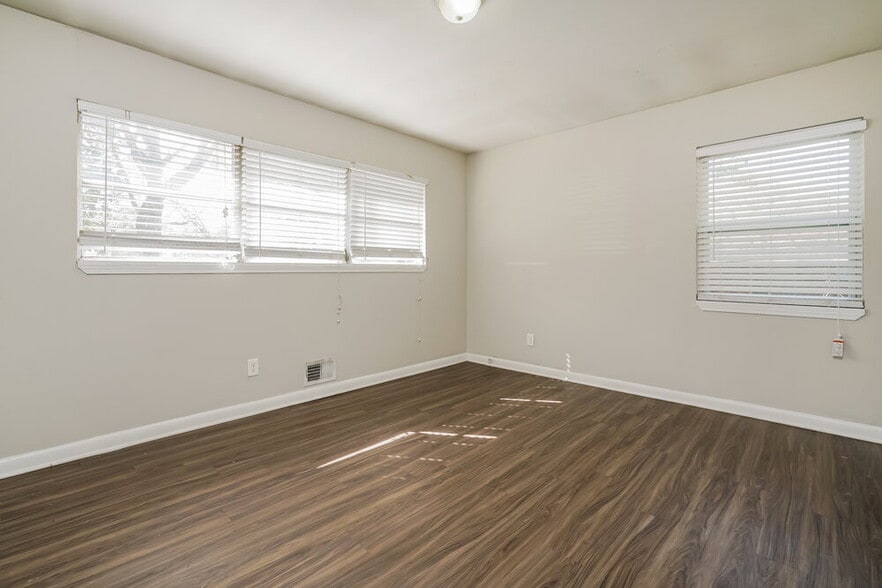 Building Photo - 640 Oakdale Dr