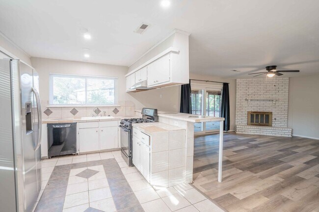 Building Photo - 3 Bed / 2 Bath / Near Tulsa Arts District