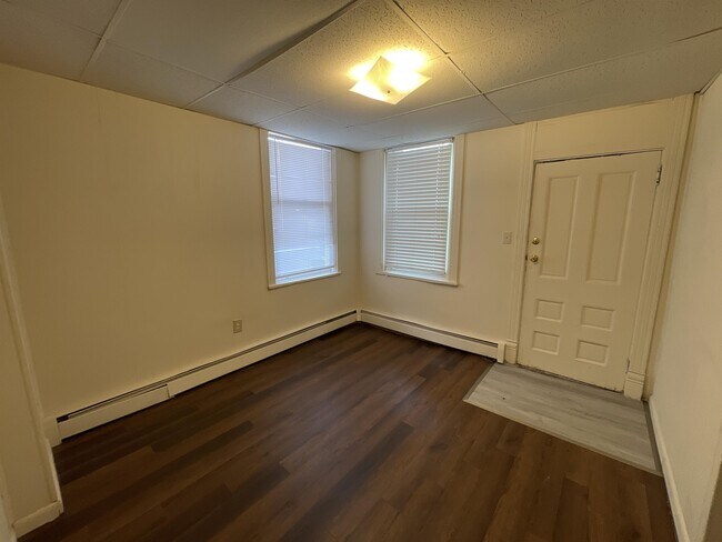 Building Photo - 122 W Market St