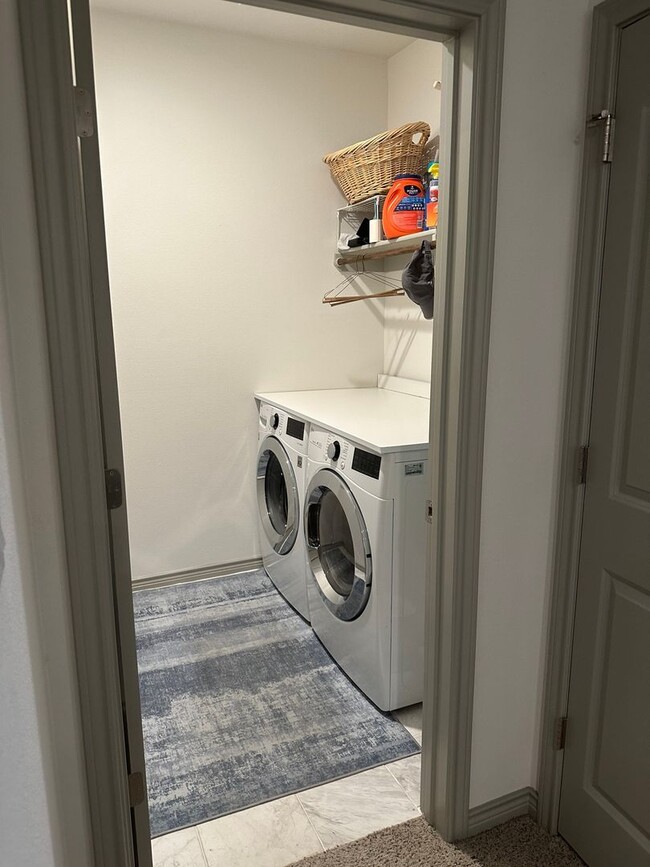 Building Photo - 3/2.5 Townhome in Burleson