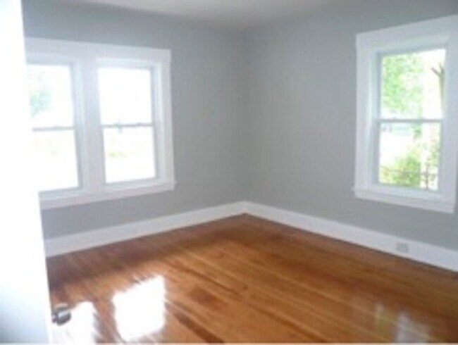 Building Photo - 112 7th St