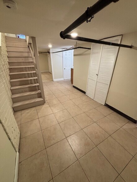 Building Photo - 214 S 11th St