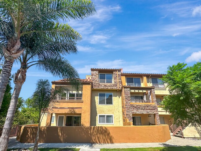 Building Photo - Beautiful 2BD/ 2BA W/ Reserved Parking in ...