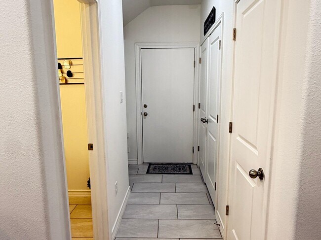 Building Photo - 9916 Kaspar Dr