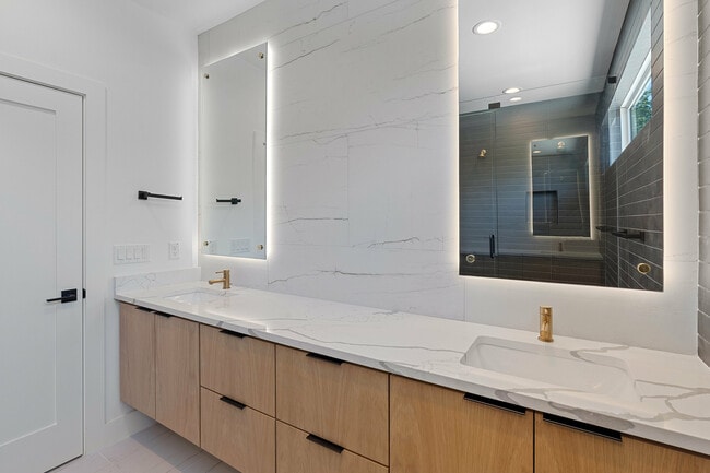 Building Photo - 909 Payne Ave