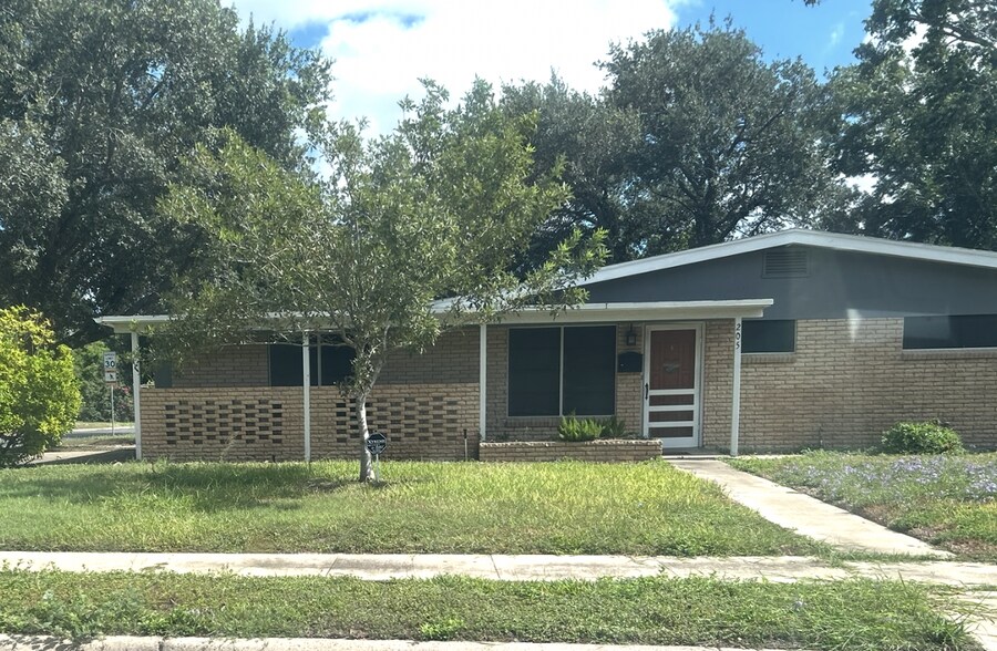 Primary Photo - 205 Emerald Ln