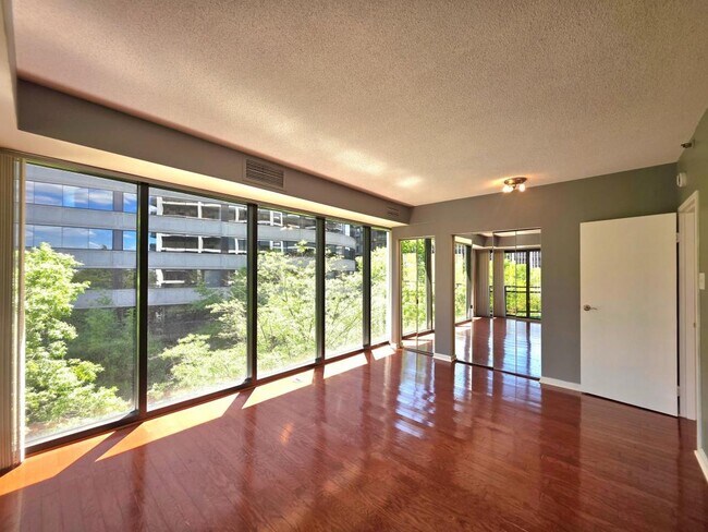 Building Photo - 1530 Key Blvd