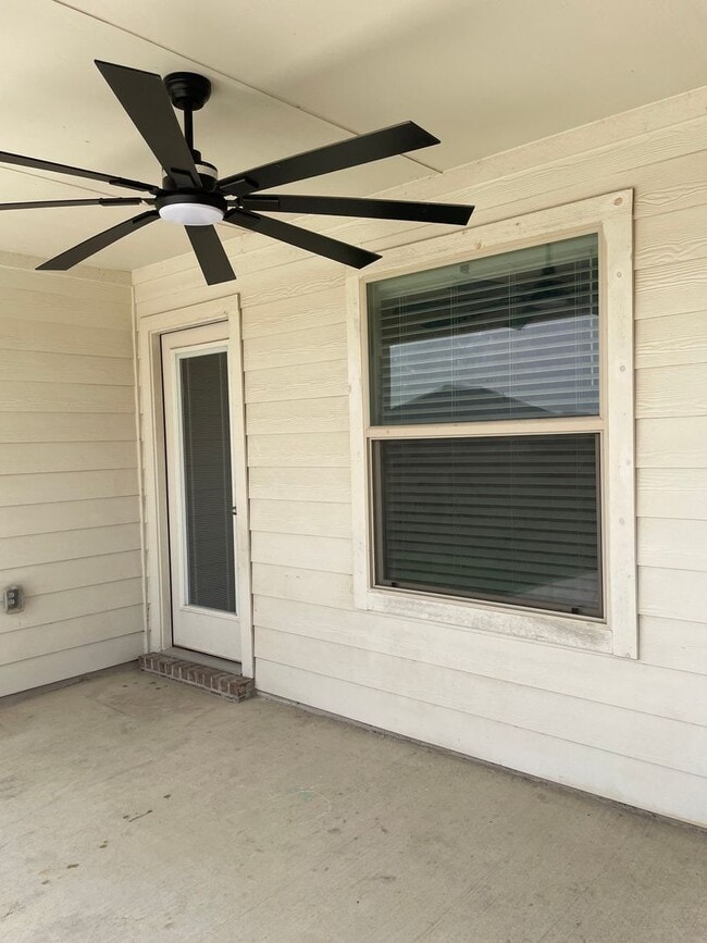 Building Photo - Available Now | Modern Single-Story 3 Bed, 2 Bath | Separate Office/Den | Big Yard | Pet Restrict...