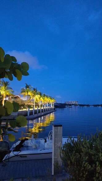 Building Photo - 2951 S Bayshore Dr