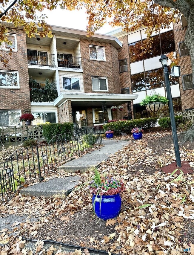 Building Photo - 126 Biruta St