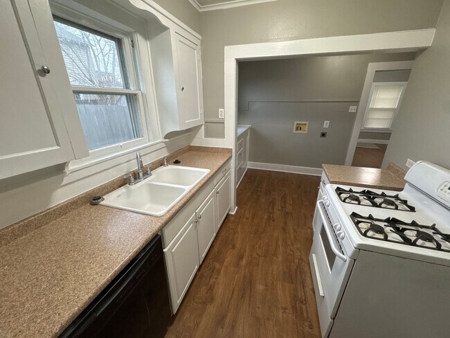 Building Photo - 4 Bed 2 Bath Home - HUGE BACKYARD