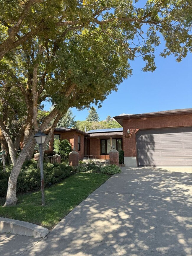 Building Photo - Spacious 5 Bedroom, 2 Bath Home with Moder...