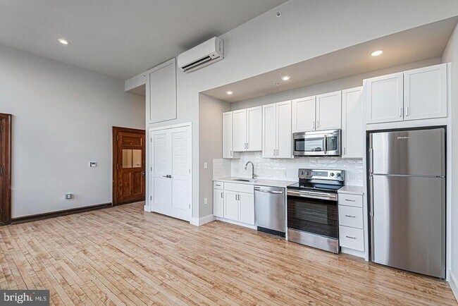 Building Photo - 1300 S 19th St