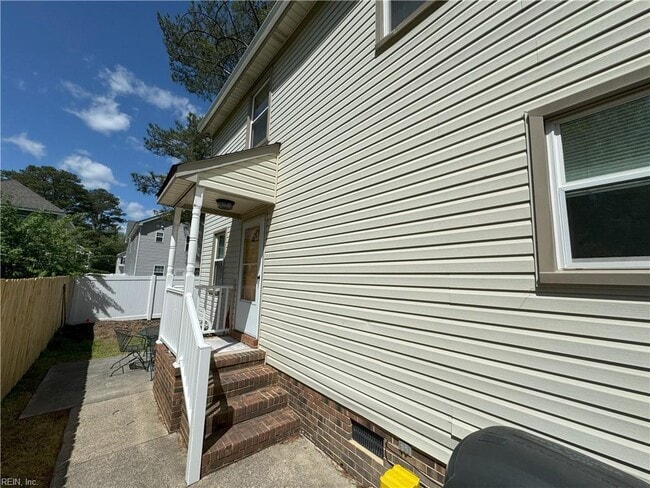 Building Photo - 109 N Budding Ave
