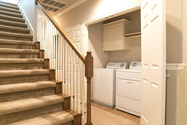 Building Photo - 1507 Shady Villa Manner