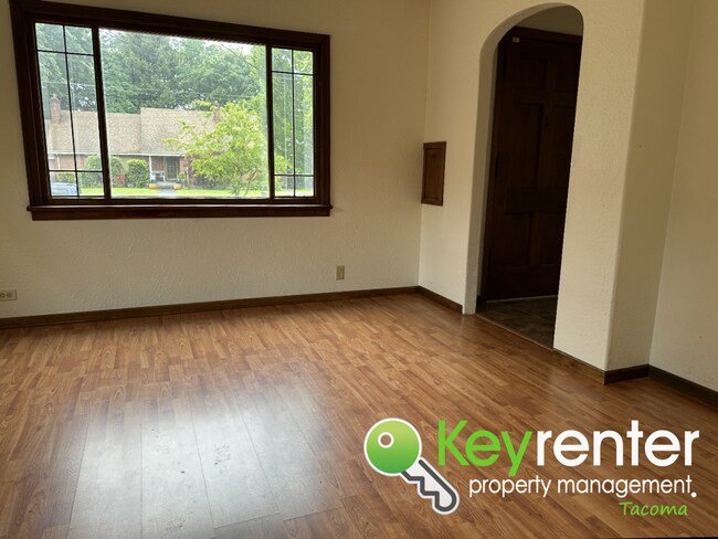 Building Photo - Adorable 4 Bedroom 1.5 Bath Tacoma Home + ...