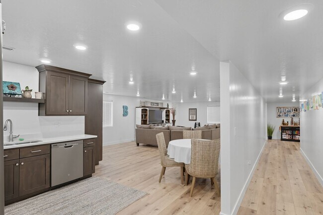 Building Photo - 6 bed; 3 bath single family home in Enoch