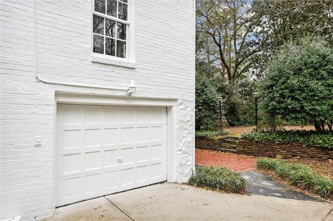 Building Photo - 2878 N Hills Dr NE