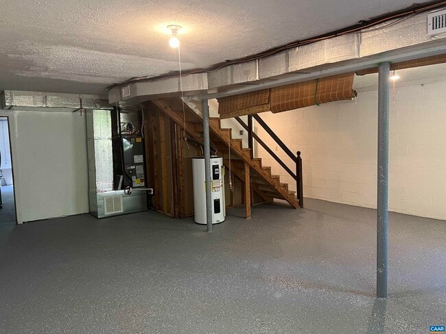 Building Photo - 14150 James River Rd