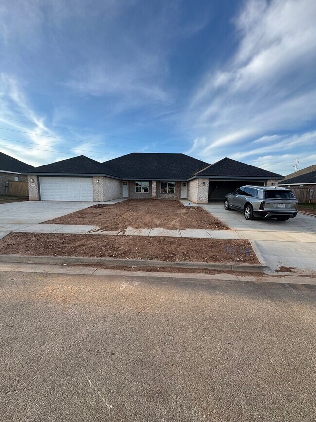 Building Photo - 337 Woodstock Ln