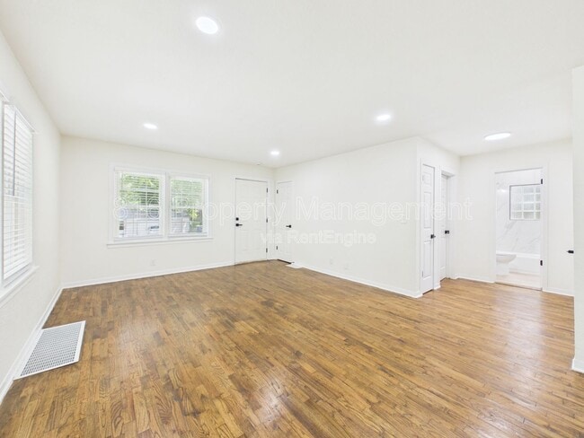 Building Photo - 6607 NE 49th St