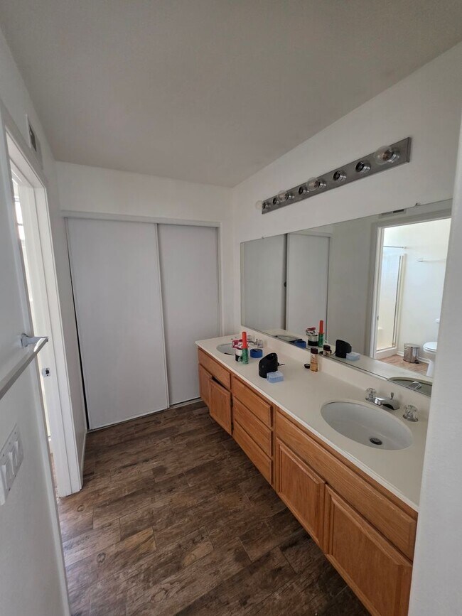Building Photo - Bright & Spacious Family Home in a Private Gated Community