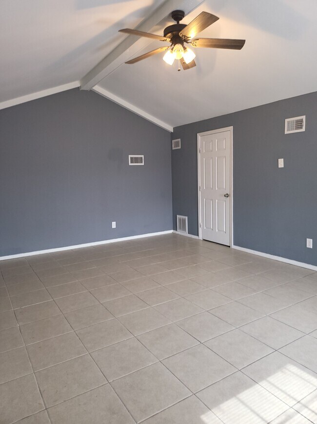 Building Photo - 2401 S Jackson Rd