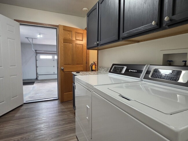 Building Photo - Multi generational Home New London